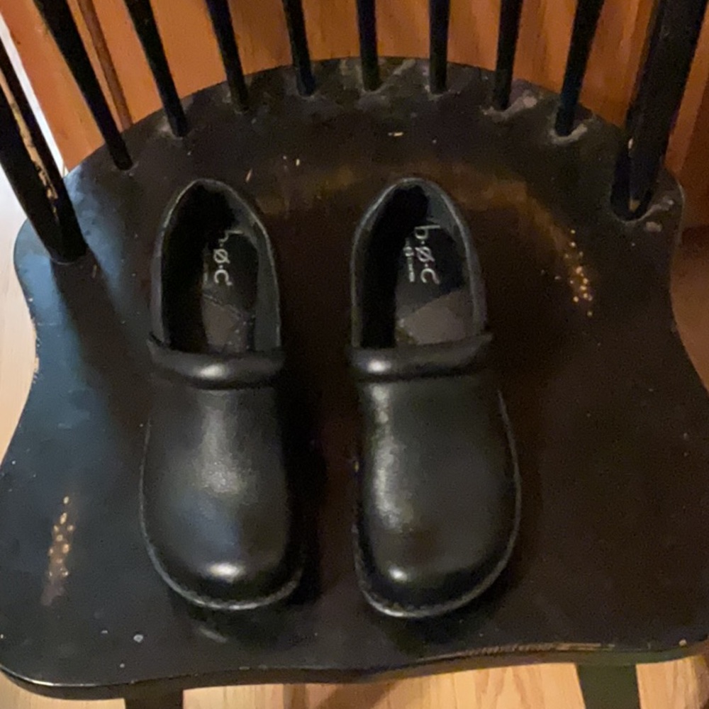 Like new B O C black leather slip on/nursing shoes size 7.5 ladies